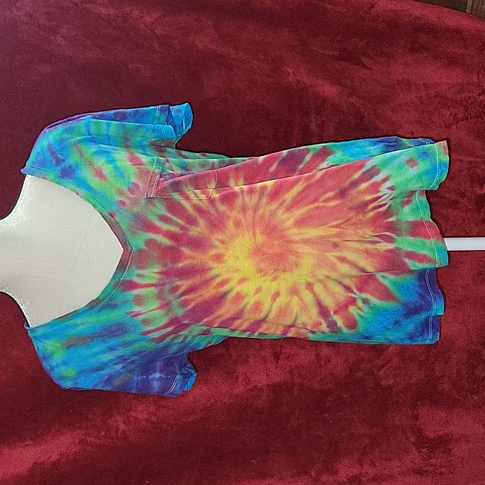Universal threads v-neck tee